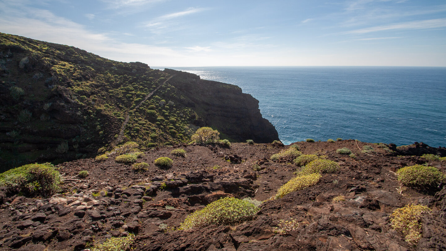 Blick vom vom Mirador El Serradero zum Barranco Fernando Opporto mit Blick auf den Atlantik bei La Palma