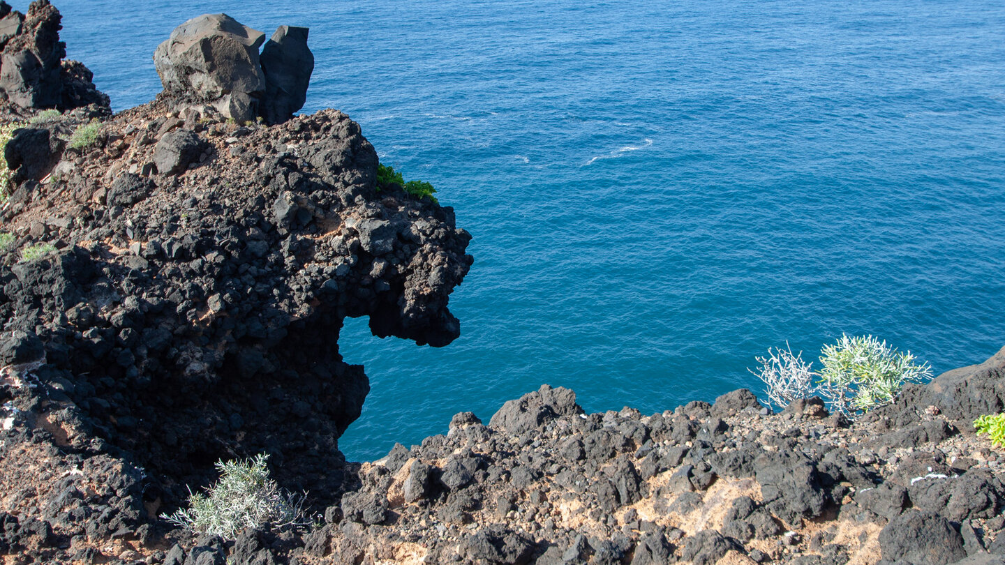 Lavaformation am Mirador Puerto de Garafía auf La Palma mit Blick auf den Atlantik