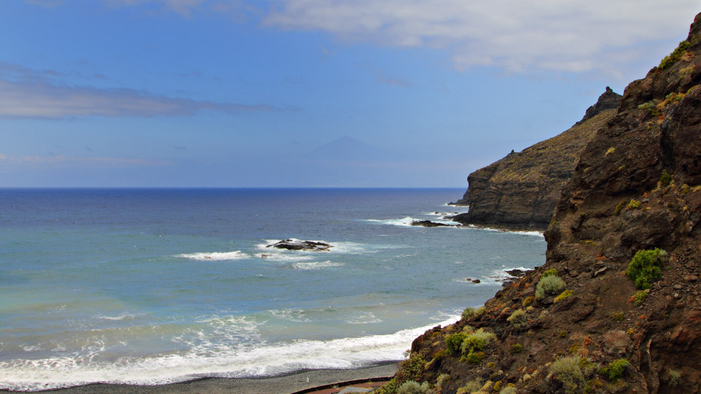 Blick über die Playa de la Caleta auf La Gomera hinüber zum Teide auf Teneriffa im Hintergrund