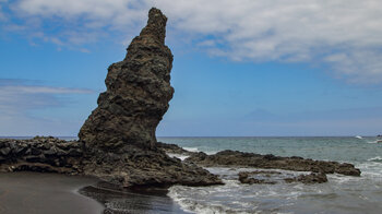 Felsnadel am Strand von Playa de la Caleta mit dem Teide auf Teneriffa im Hintergrund