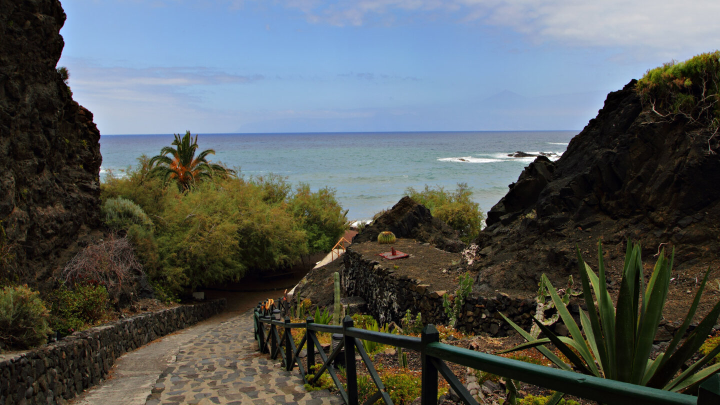 ein gepflasterter Weg führt zum Strand von Playa de la Caleta