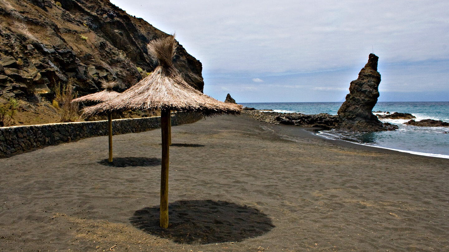 Sonnenschirme am Strand der Playa de la Caleta