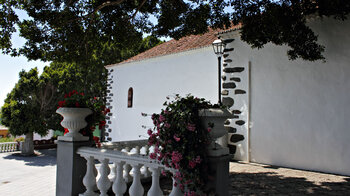 der schön bepflanzte Vorplatz der Iglesia de Nuestra Señora de la Candelaria in Tijarafe auf La Palma