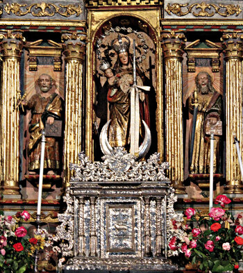 der prunkvolle Hochaltar der Iglesia de Nuestra Señora in Tijarafe auf La Palma