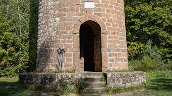 Eingang zum 25 Meter hohen Turm