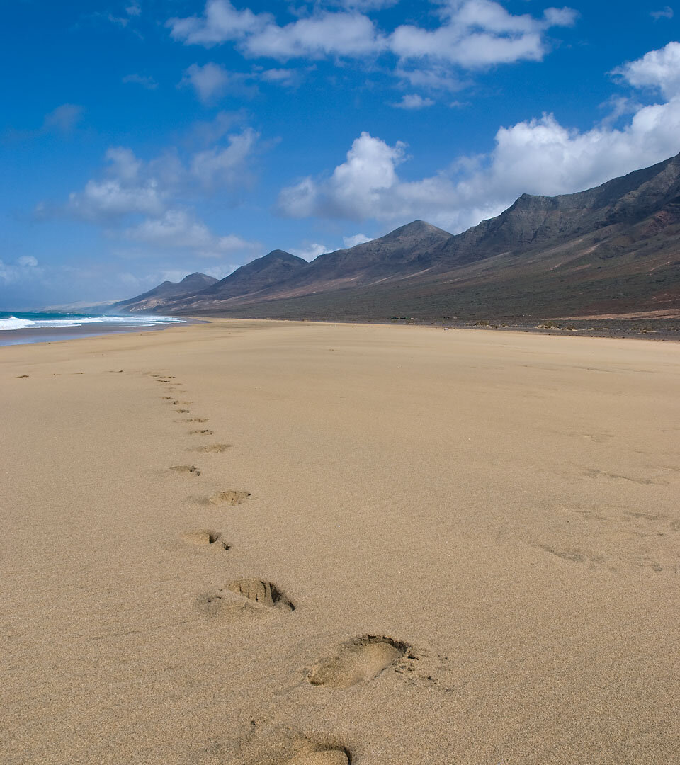 gewaltige Berghänge säumen die Playa de Cofete auf Fuerteventura