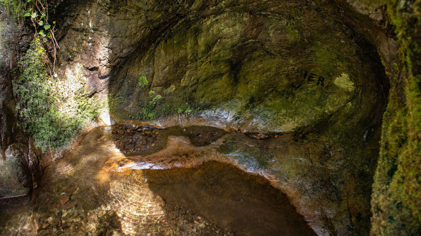 Grotte am Edelfrauengrab-Wasserfall