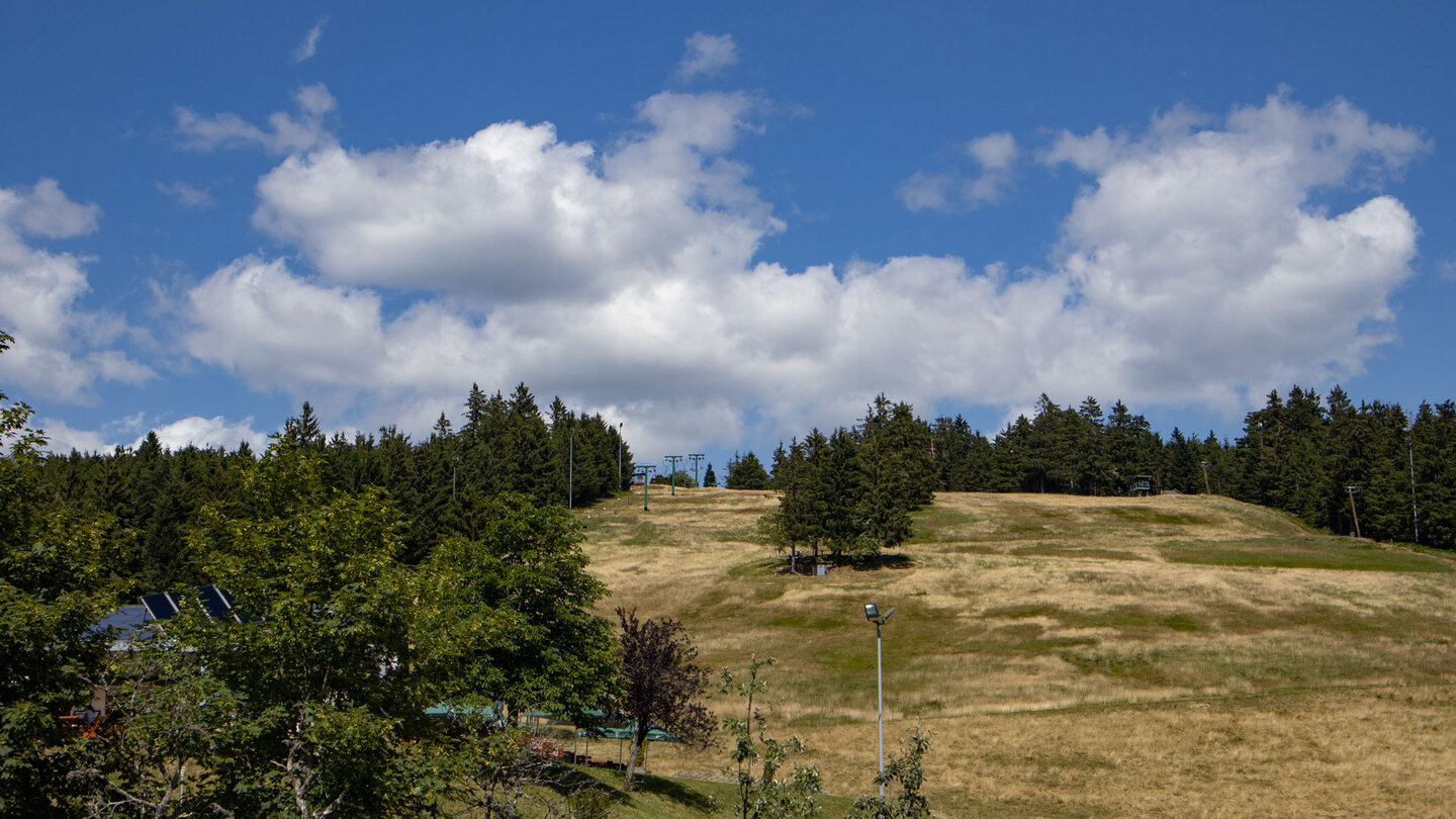 Blick auf den Berghang mit Sessellift am Ruhestein