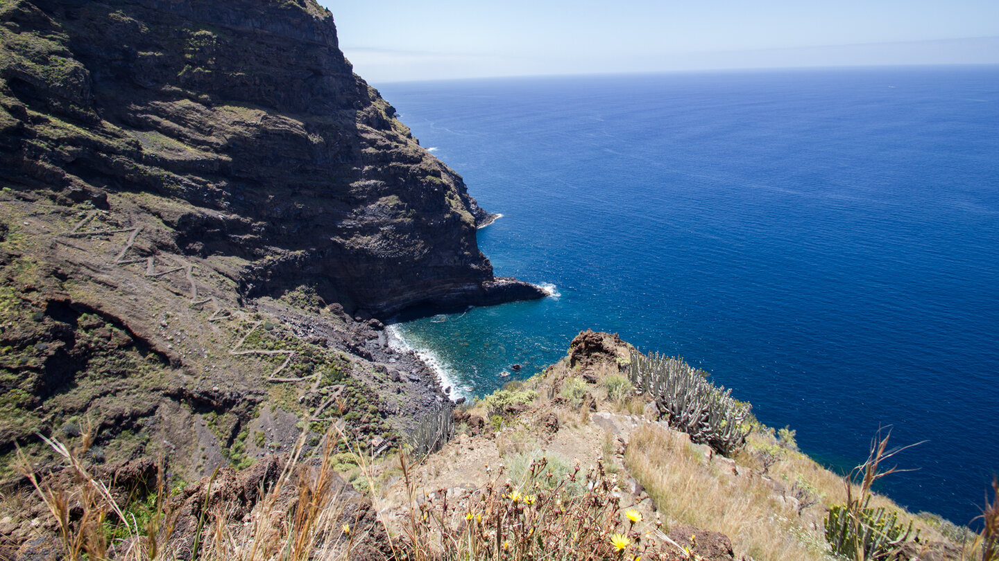 Blick auf den Abstiegspfad zur Playa del Jurado vom Morro de las Salinas