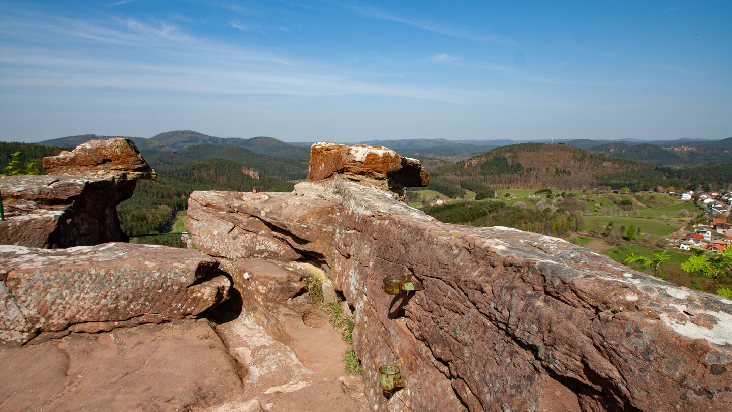 Blick von der Burg Drachenfels ins Wasgau