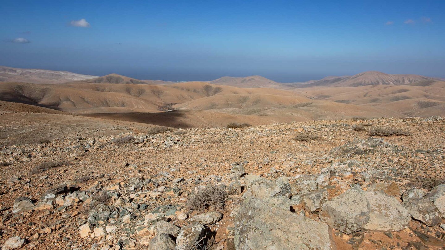 karge Hügellandschaft vor der Westküste Fuerteventuras