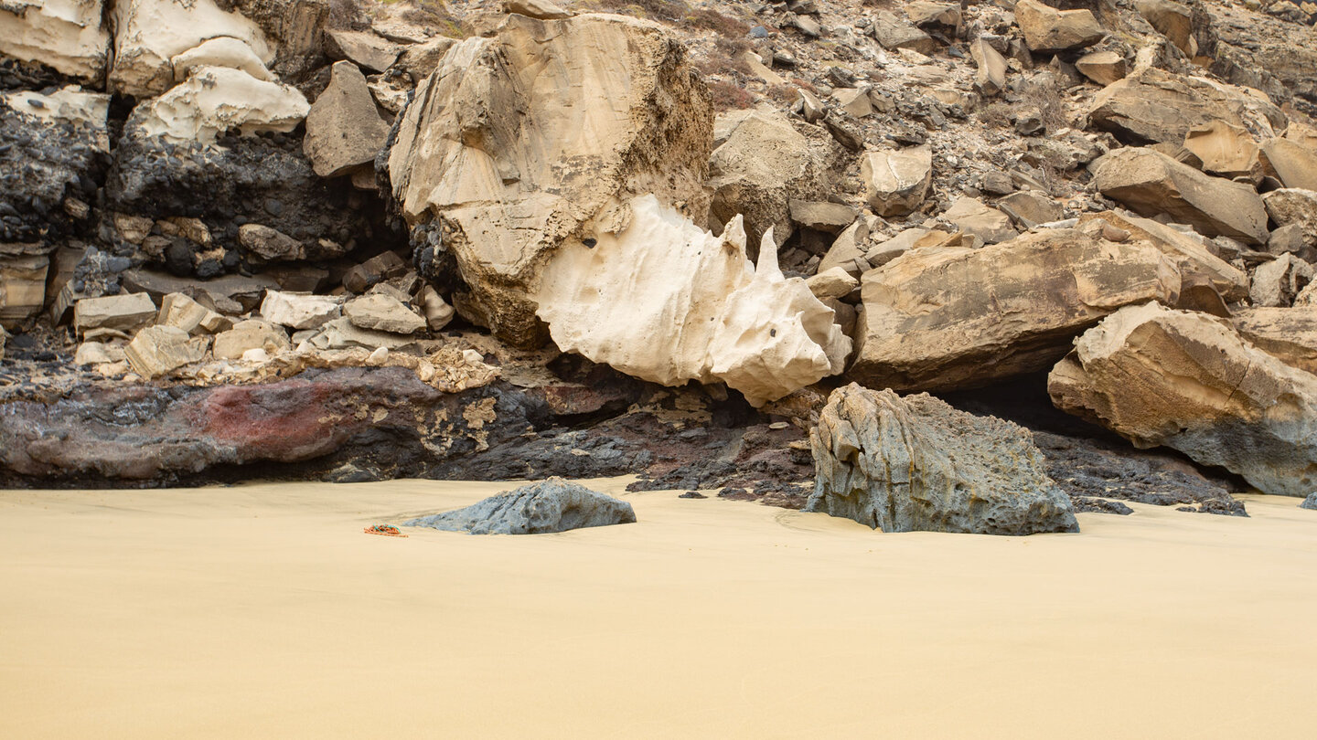 abgestürzte Felsblöcke an der Playa de Barlovento