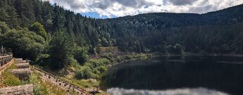 die Staumauer am Lac Noir in den Hochvogesen