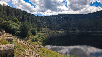 die Staumauer am Lac Noir in den Hochvogesen