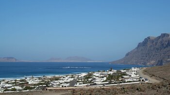 die Bungalow-Siedlung Playa de Famara auf Lanzarote