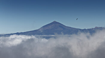 an guten Tagen blickt man bis zum Teide auf Teneriffa vom Mirador de Tajaque auf La Gomera