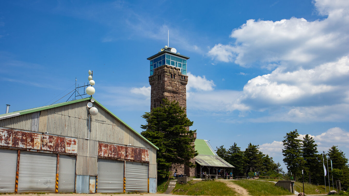 Segelflughalle und Hornisgrindeturm