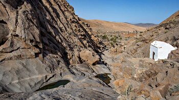 im felsigen Barranco de Malpaso auf Fuerteventura liegt die Kapelle Ermita de la Peña