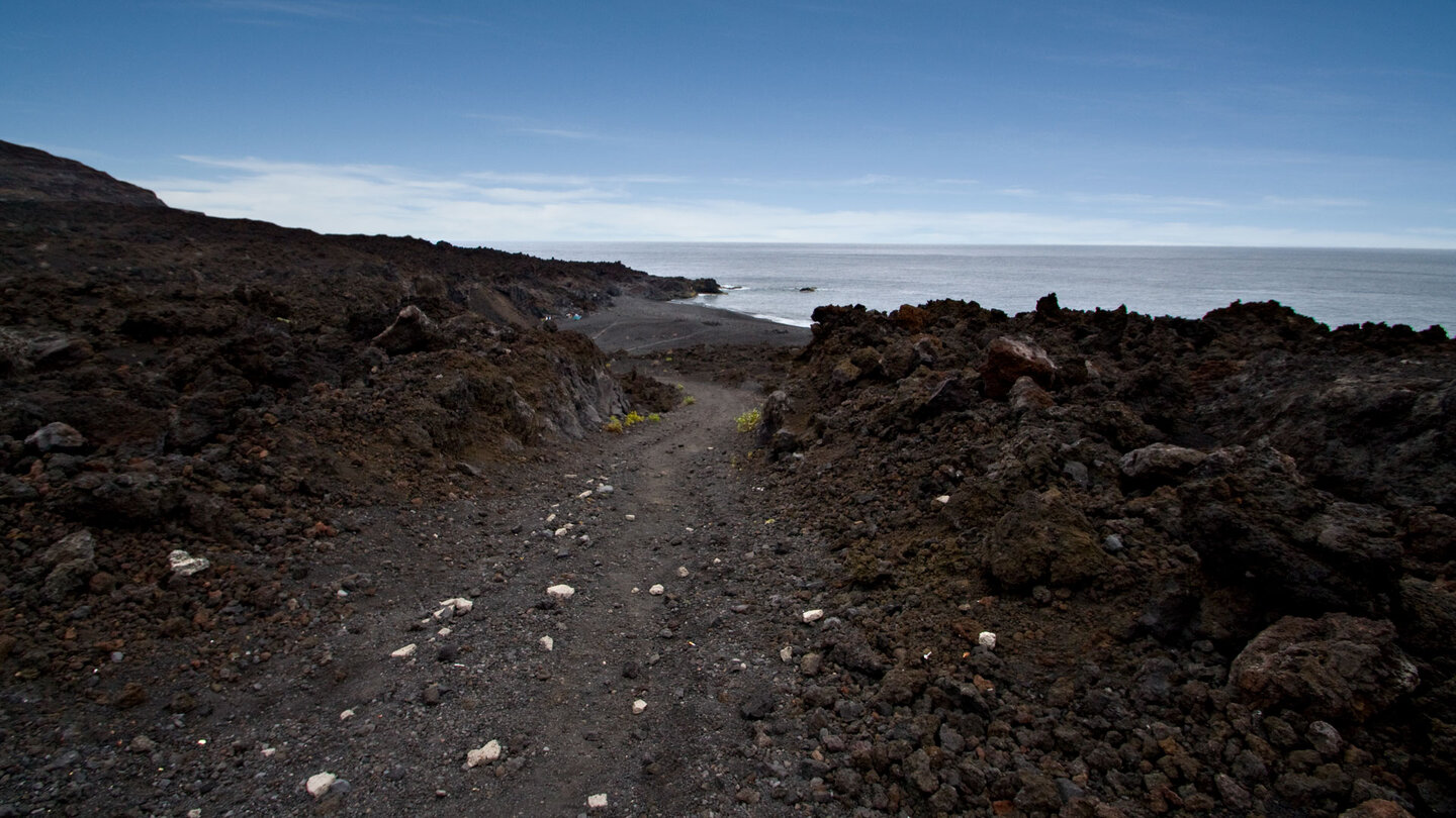 der schwarzsandige Playa Echentive an der Südspitze La Palmas