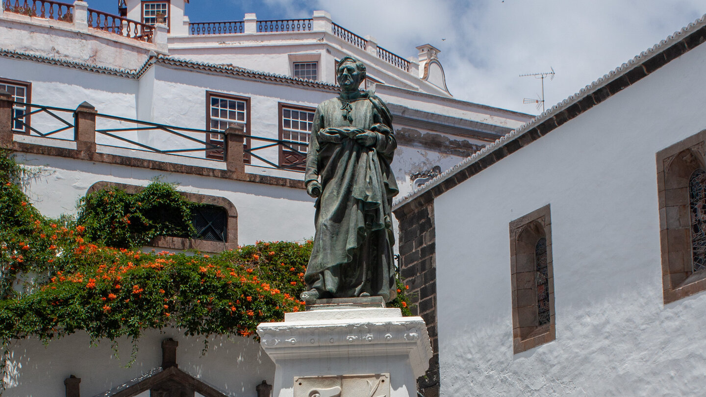Bronzestatue des Pater Manuel Díaz Hernández an der Plaza de España in Santa Cruz de La Palma