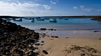 Boote im Naturhafen von El Jablito auf Fuerteventura