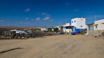 die kleinen blau-weißen Häuser von El Jablito auf Fuerteventura