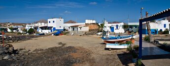 Häuser und Boote am Strand von El Jablito auf Fuerteventura