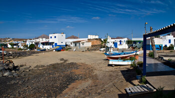 Häuser und Boote am Strand von El Jablito auf Fuerteventura