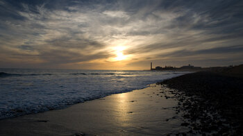 Abendstimmung mit Blick auf den Faro de Maspalomas an der Playa de Maspalomas auf Gran Canaria