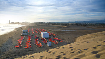 Blick von den Dünen in Richtung Meloneras an der Playa de Maspalomas auf Gran Canaria