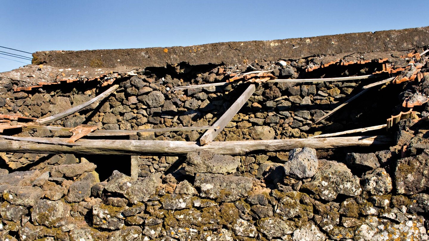 das eingestürzte Dach eines verlassenen Hauses in San Andrés auf El Hierro