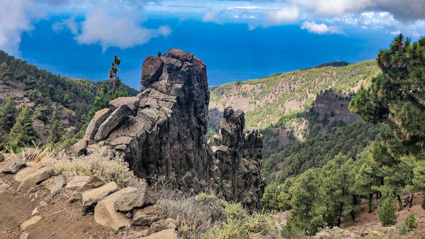 Basaltformation am Wanderweg hoch über dem Ozean