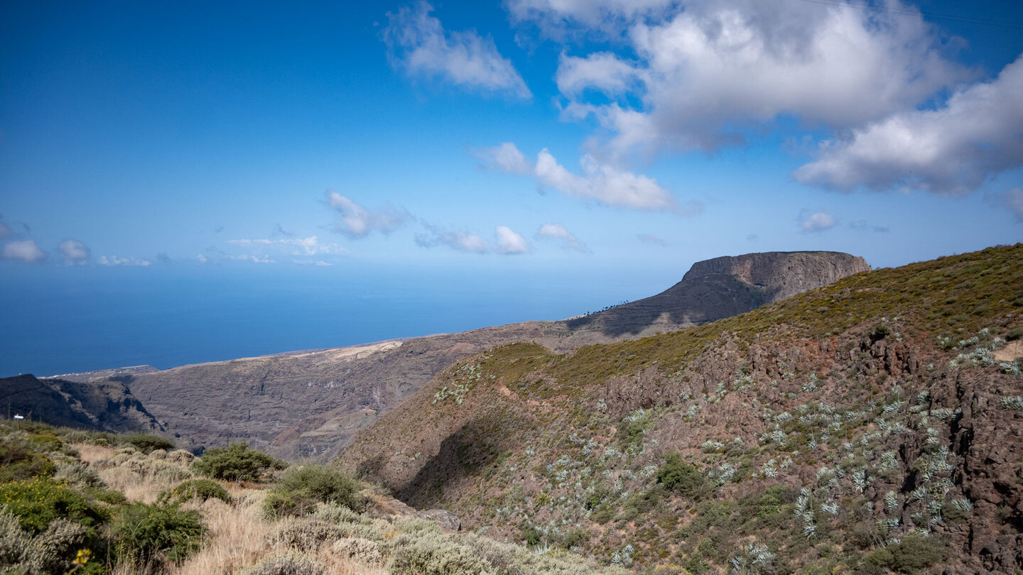 Ausblick in die Schlucht Barranco Jina mit dem Tafelberg La Fortaleza im Hintergrund