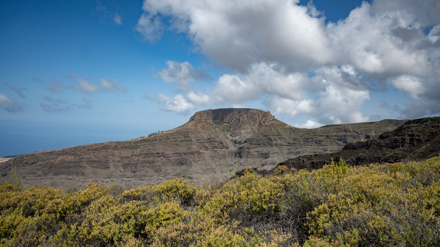 der Berg La Fortaleza mit der Steilwand ins Barranco Erque