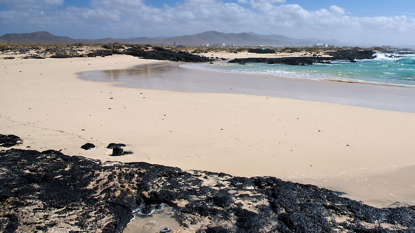 schwarze Lavazungen bilden den Kontrast zum hellen Sand an den kleinen Buchten Caletillas de Cotillo auf Fuerteventura