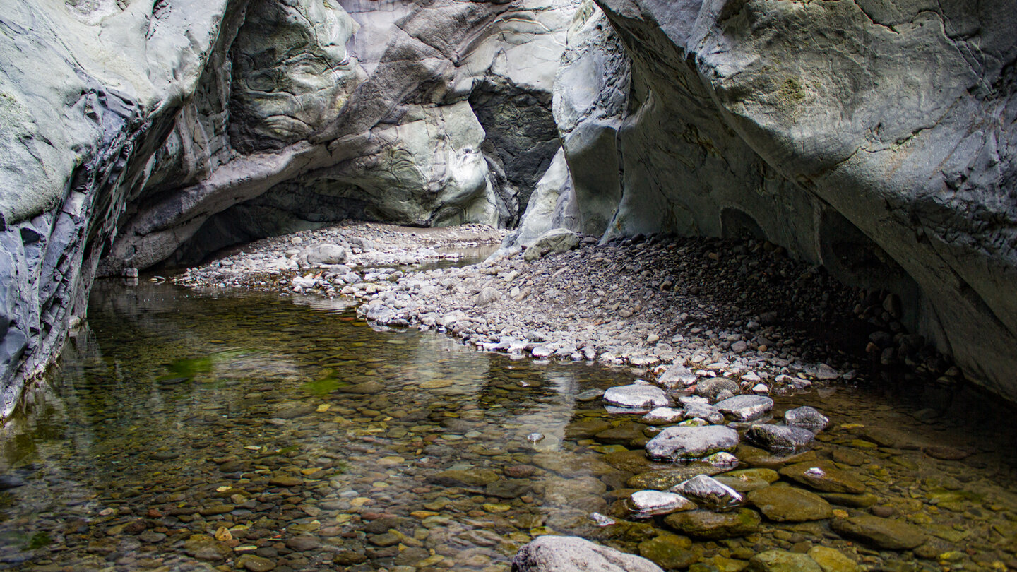 Blick in die ausgespülte Schlucht vom Wanderweg