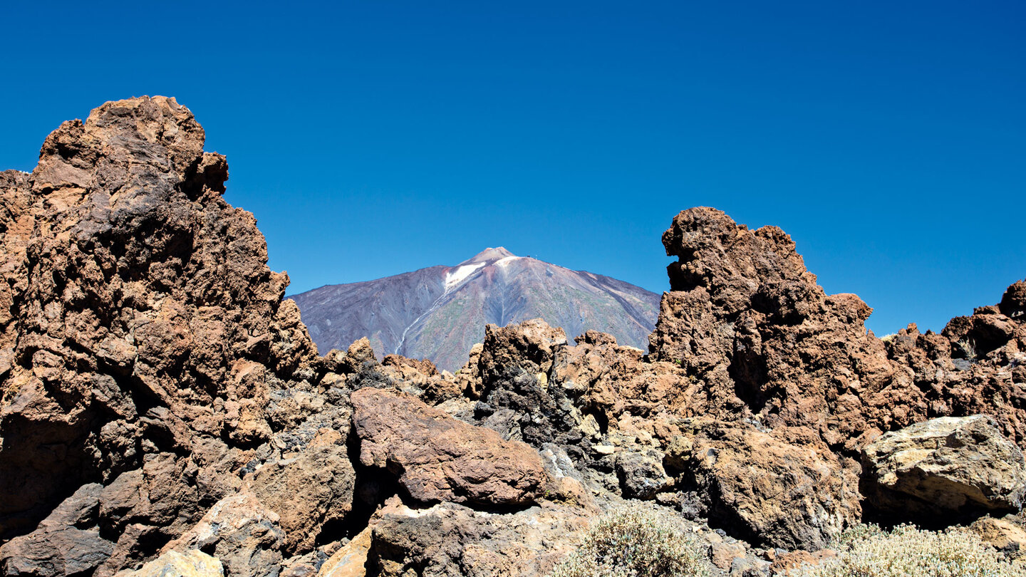 Blick auf den Teide durch die Lavaformationen