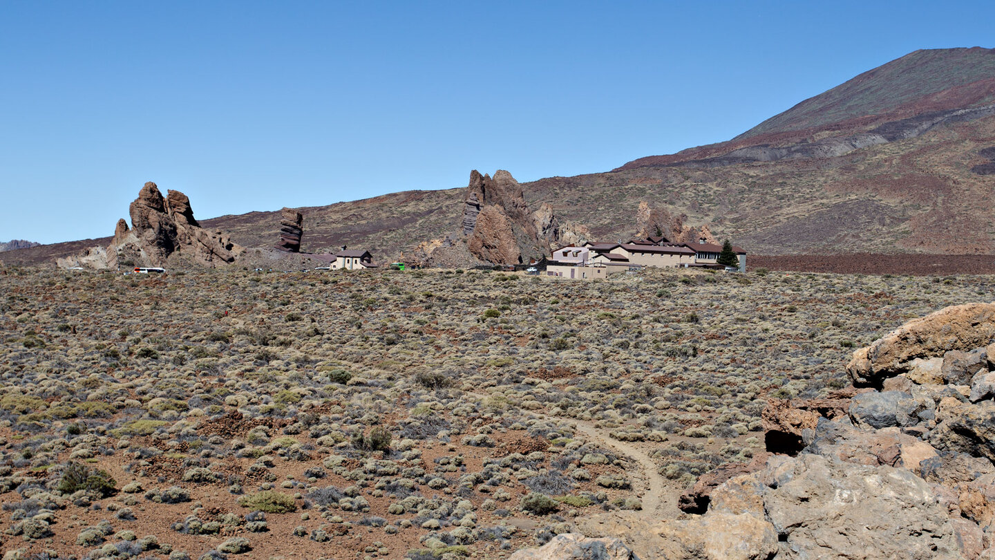 das Hotel Parador und die Felsformation Los Roques vom Wanderweg