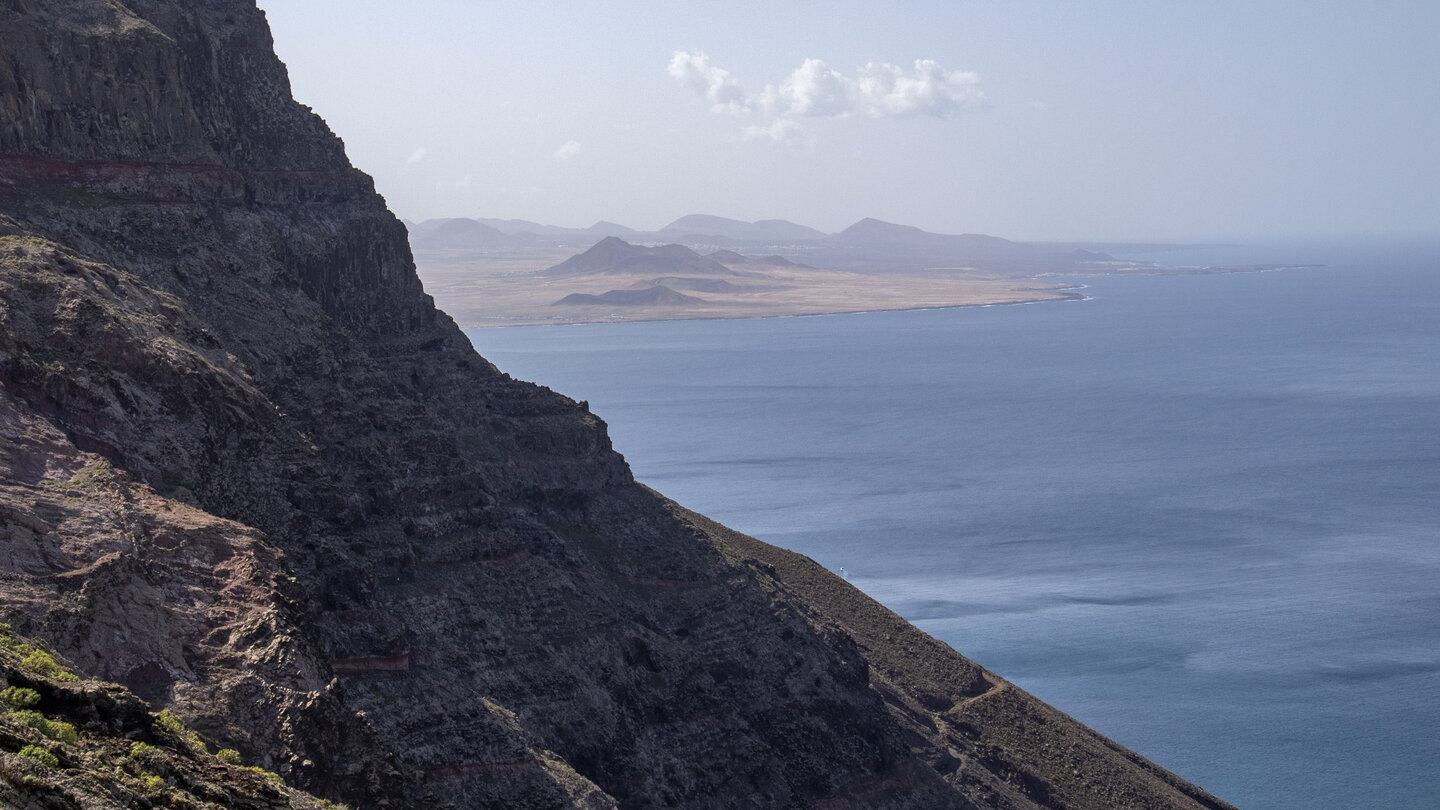 vom Mirador de Guinate kann man bis zur Caldera Blanca im Zentrum Lanzarotes sehen