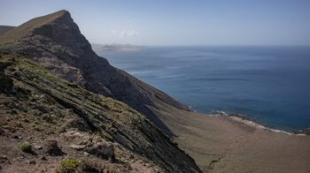 hier schweift der Blick vom Mirador de Guinate über die steile Küste des Famara-Massivs auf Lanzarote