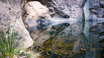 Spiegelung im Wasserbecken des Charco Azul