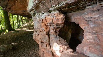 Erosion hat im Riff der Hohle Felsen Spalten und Felskammern geschaffen