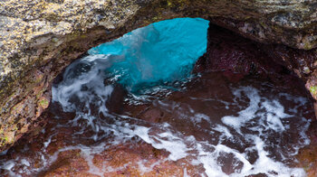 ausgewaschenes Lavagestein am Meerwasserschwimmbecken Piscinas del Charco Azul auf La Palma