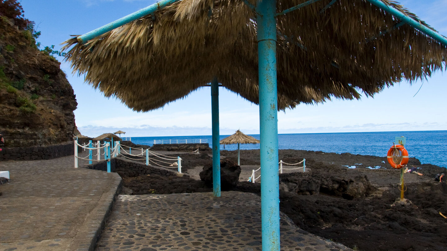 sonnengeschützte Ruhezonen am Meerwasserschwimmbecken Charco Azul auf La Palma