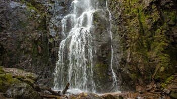 Kaskaden des Burgbachs über die Felswand