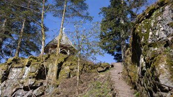 der Aussichtspavillon auf dem Burgbachfelsen