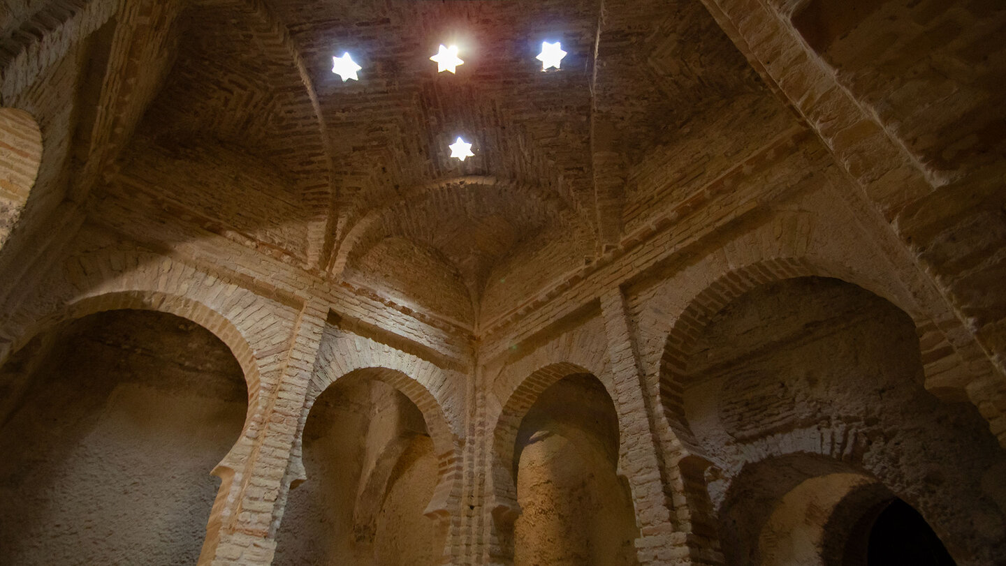 sternförmige Fensteröffnungen im Hammam  | © Sunhikes