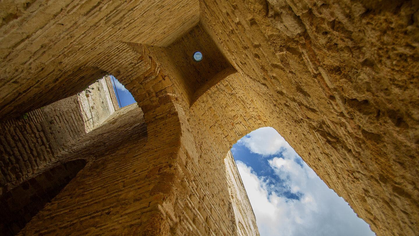 gemauerte Bögen des Alcázar | © Sunhikes