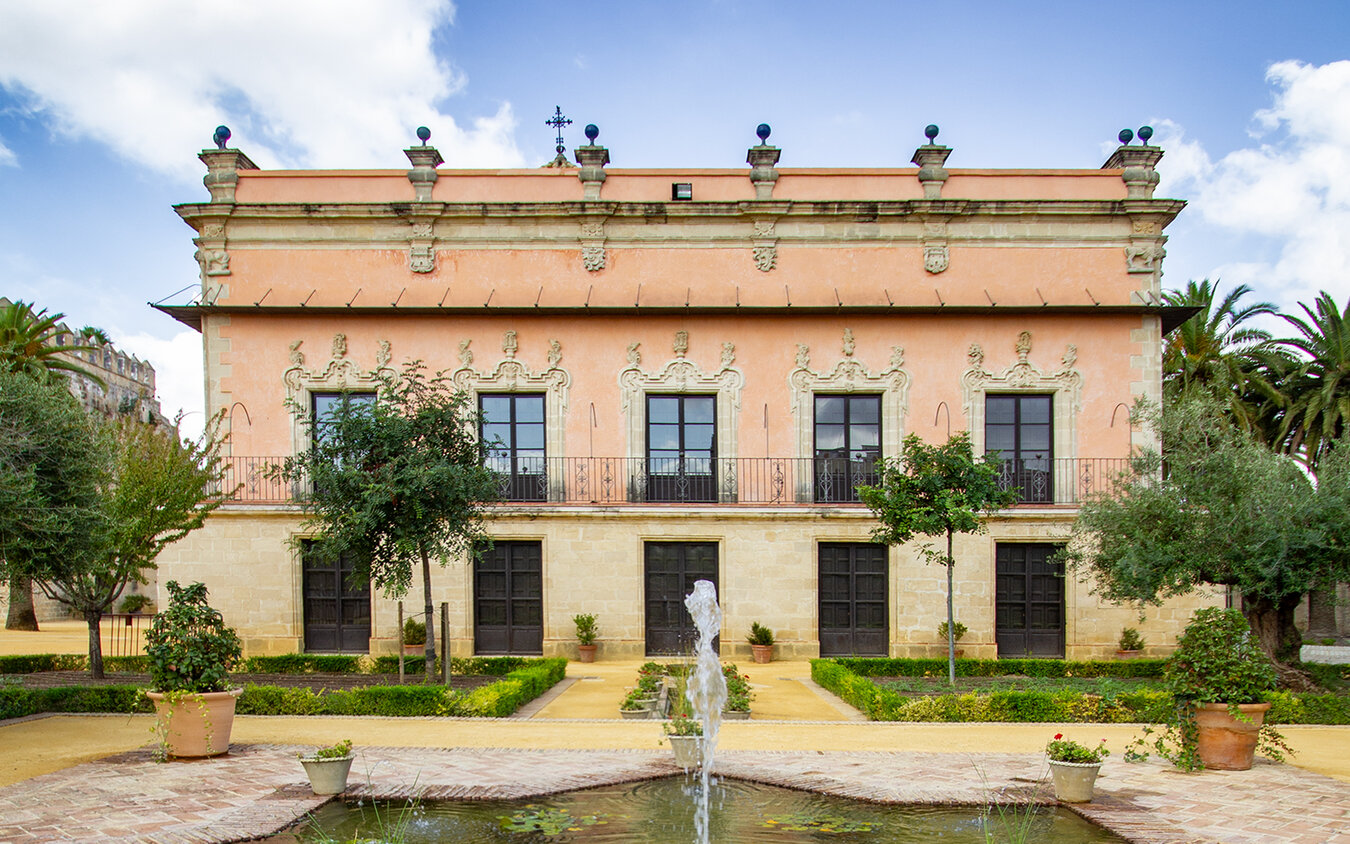 Palacio de Villavicencio mit sternförmigen Brunnen | © Sunhikes