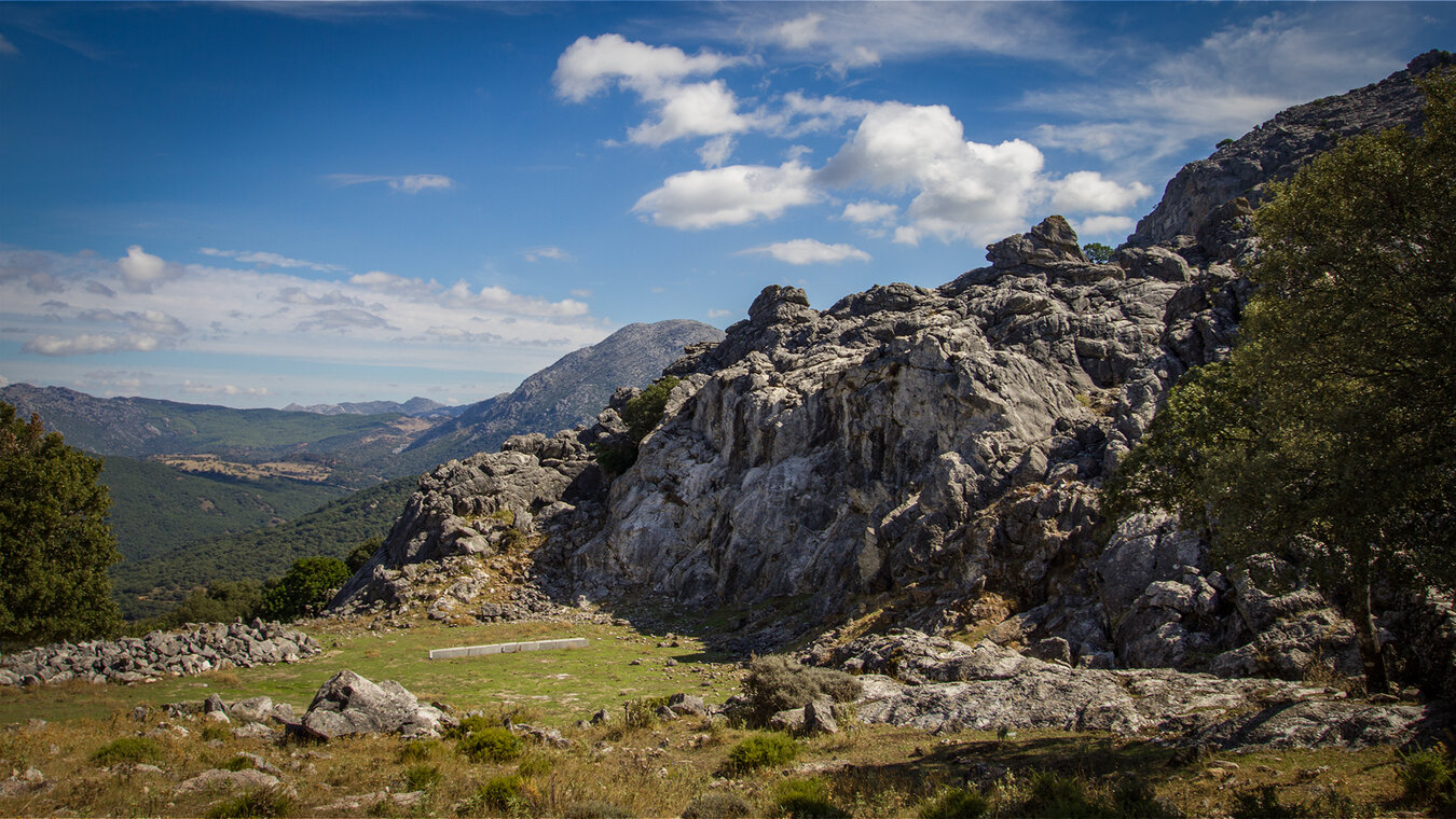  felsige Beglandschaft im Naturpark Los Alcornocales  | © Sunhikes